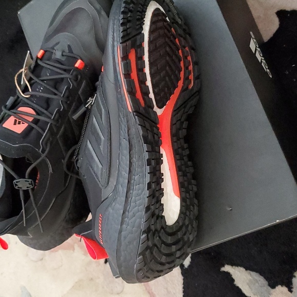 Adidas UltraBoost 21 Gore Tex Carbon Black Solar Red. New in Box Mens size 6.5 - Picture 3 of 5
